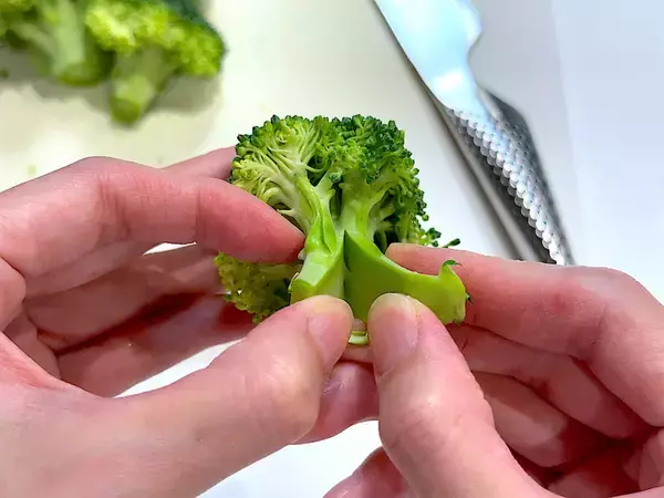 「【ブロッコリーもう茹でない】斬新すぎる♡「焼きブロッコリー」作ろう！サックサク食感の秘密は…あの白い粉!?」の画像