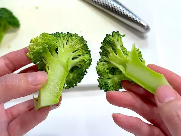 「【ブロッコリーもう茹でない】斬新すぎる♡「焼きブロッコリー」作ろう！サックサク食感の秘密は…あの白い粉!?」の画像