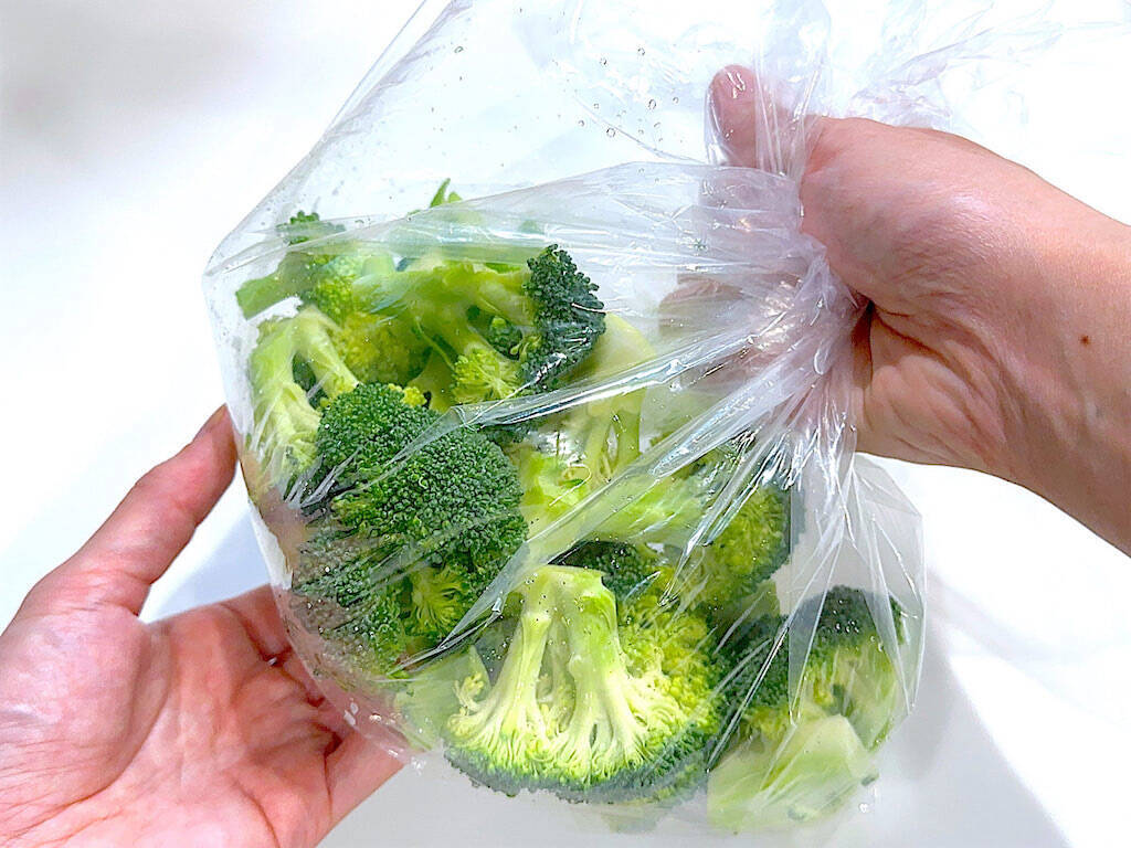 【ブロッコリーもう茹でない】斬新すぎる♡「焼きブロッコリー」作ろう！サックサク食感の秘密は…あの白い粉!?