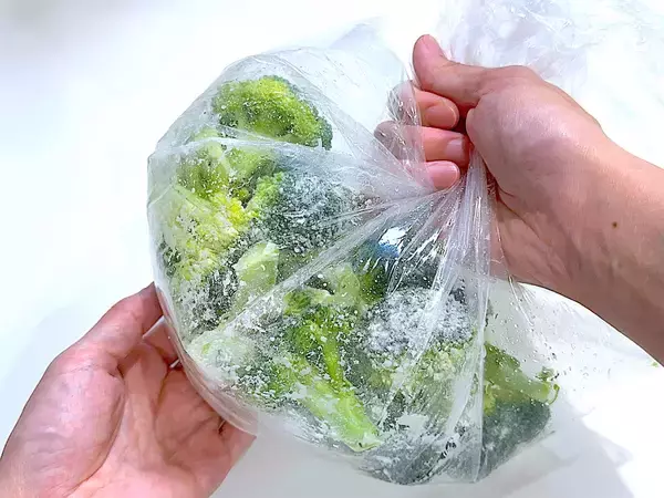 「【ブロッコリーもう茹でない】斬新すぎる♡「焼きブロッコリー」作ろう！サックサク食感の秘密は…あの白い粉!?」の画像