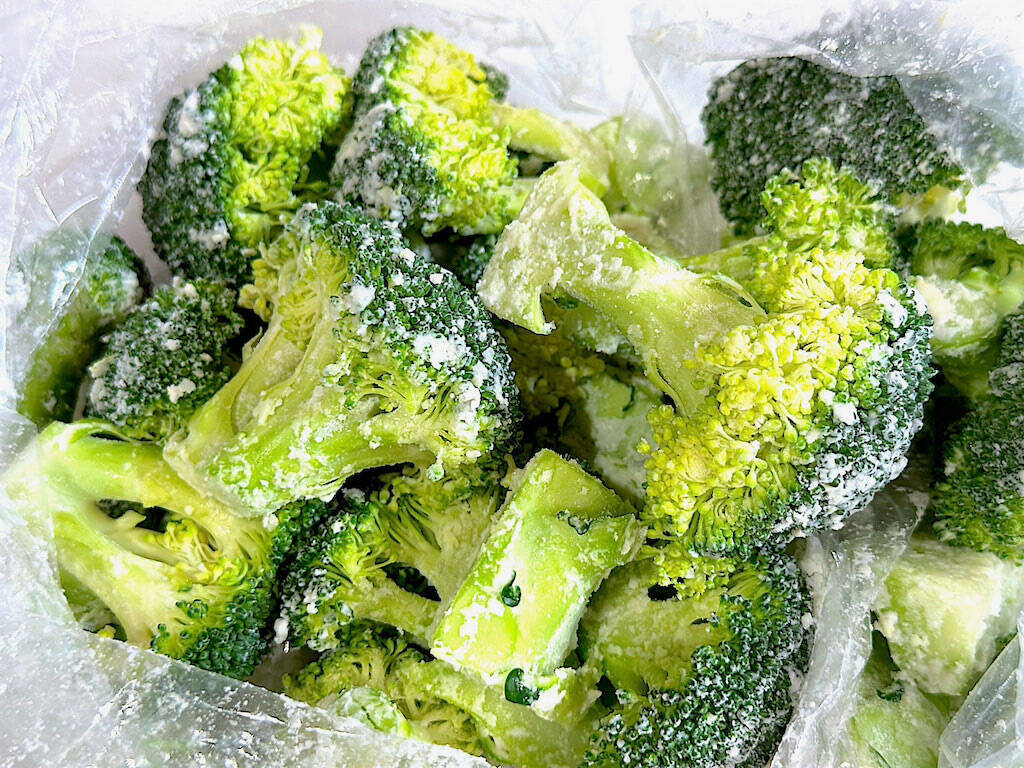 【ブロッコリーもう茹でない】斬新すぎる♡「焼きブロッコリー」作ろう！サックサク食感の秘密は…あの白い粉!?