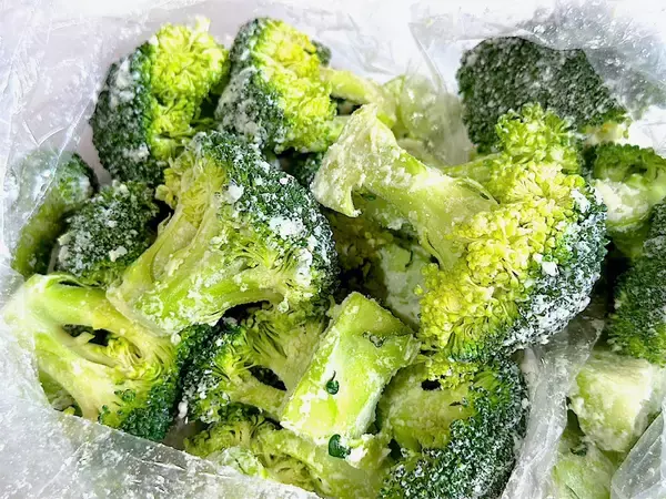 「【ブロッコリーもう茹でない】斬新すぎる♡「焼きブロッコリー」作ろう！サックサク食感の秘密は…あの白い粉!?」の画像