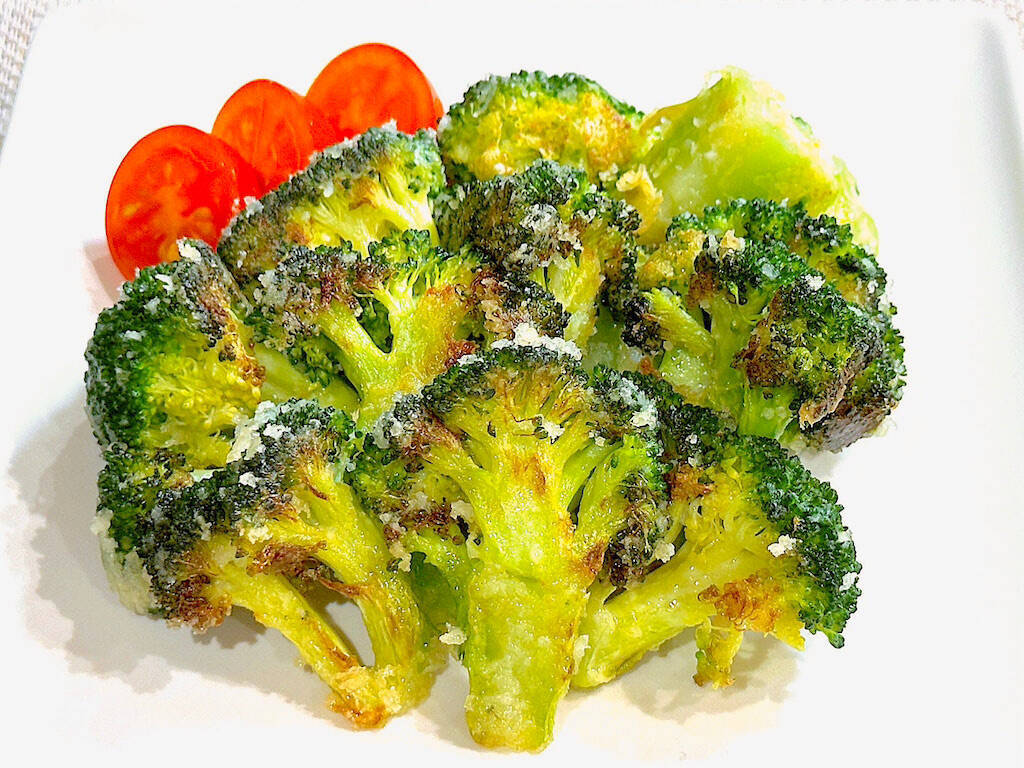 【ブロッコリーもう茹でない】斬新すぎる♡「焼きブロッコリー」作ろう！サックサク食感の秘密は…あの白い粉!?