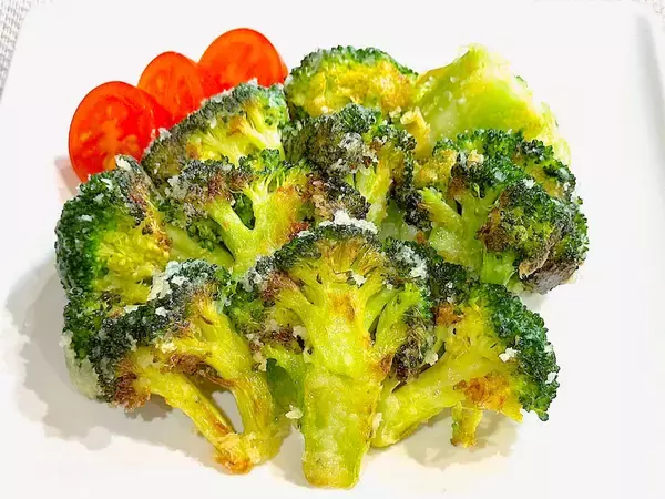 「【ブロッコリーもう茹でない】斬新すぎる♡「焼きブロッコリー」作ろう！サックサク食感の秘密は…あの白い粉!?」の画像