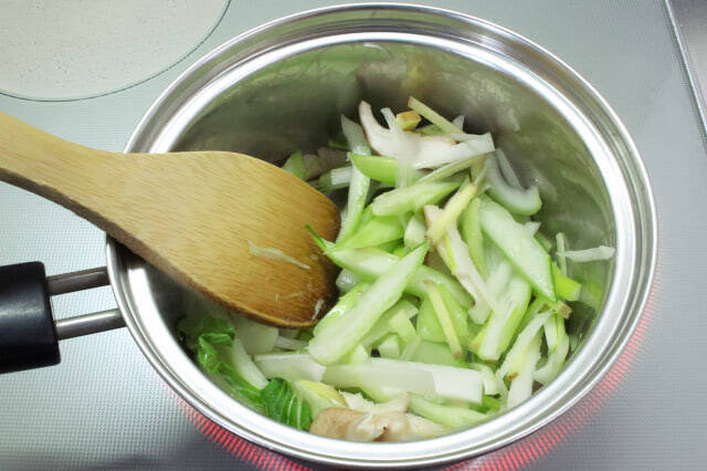 【イワシは初心者でもさばける】小骨がスルッととれる「手開き」でつみれ作ってみた！中華風スープに合うの♪