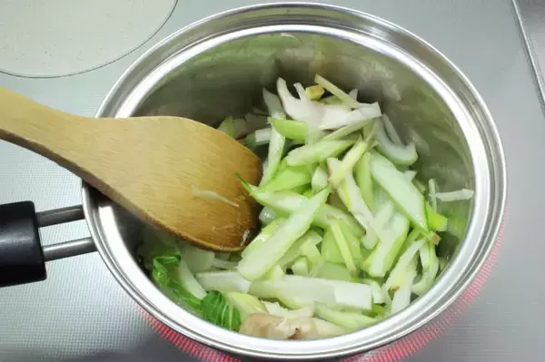 「【イワシは初心者でもさばける】小骨がスルッととれる「手開き」でつみれ作ってみた！中華風スープに合うの♪」の画像
