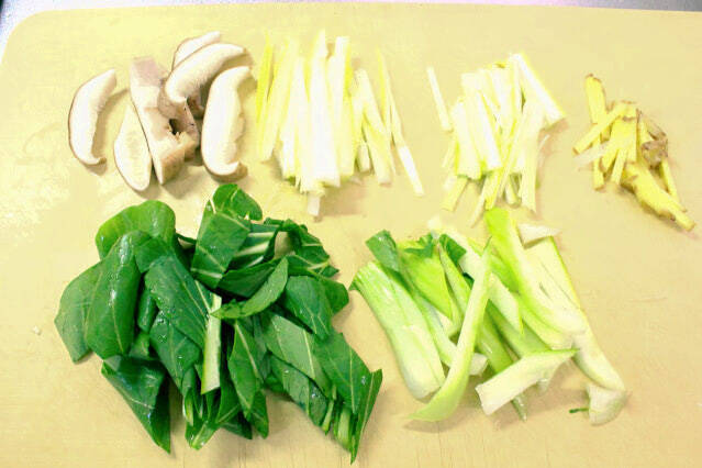 【イワシは初心者でもさばける】小骨がスルッととれる「手開き」でつみれ作ってみた！中華風スープに合うの♪