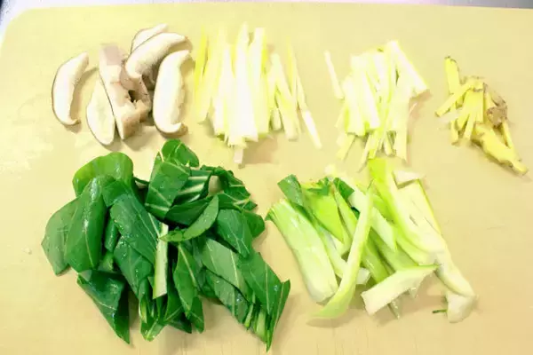 「【イワシは初心者でもさばける】小骨がスルッととれる「手開き」でつみれ作ってみた！中華風スープに合うの♪」の画像