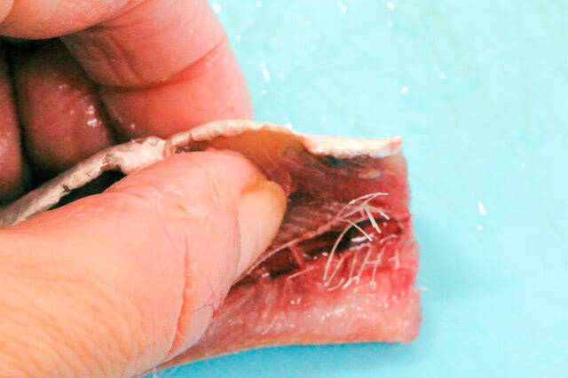 【イワシは初心者でもさばける】小骨がスルッととれる「手開き」でつみれ作ってみた！中華風スープに合うの♪