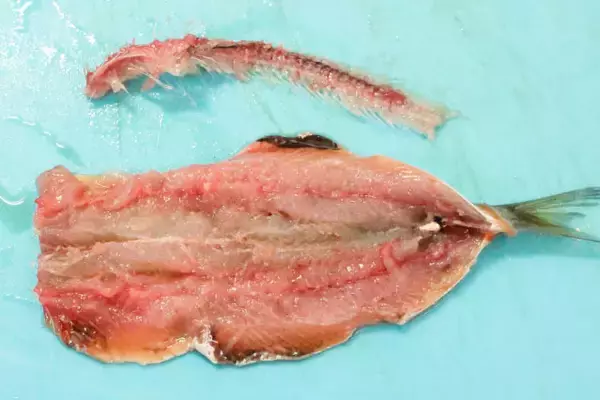 「【イワシは初心者でもさばける】小骨がスルッととれる「手開き」でつみれ作ってみた！中華風スープに合うの♪」の画像