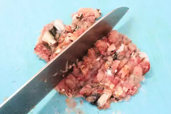 「【イワシは初心者でもさばける】小骨がスルッととれる「手開き」でつみれ作ってみた！中華風スープに合うの♪」の画像