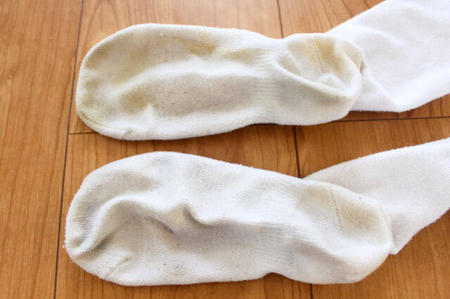 【洗濯の裏ワザ】頑固な泥汚れは「のり」を塗って洗うとよく落ちるらしい…どれほど落ちるか試してみた！