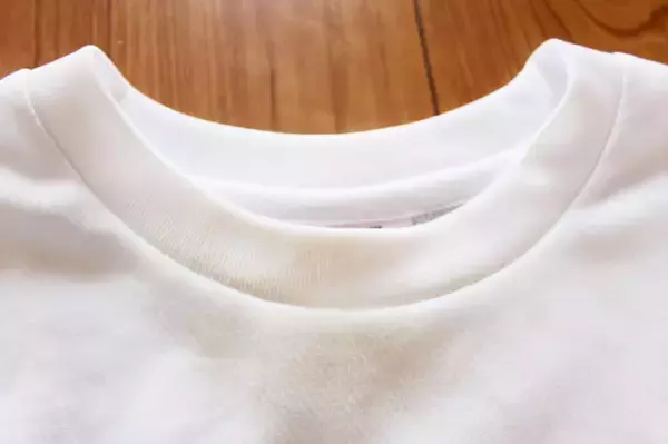 「【洗濯の裏ワザ】頑固な泥汚れは「のり」を塗って洗うとよく落ちるらしい…どれほど落ちるか試してみた！」の画像