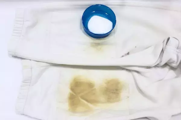 「【洗濯の裏ワザ】頑固な泥汚れは「のり」を塗って洗うとよく落ちるらしい…どれほど落ちるか試してみた！」の画像