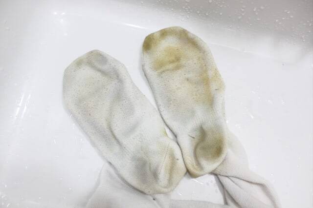 【洗濯の裏ワザ】頑固な泥汚れは「のり」を塗って洗うとよく落ちるらしい…どれほど落ちるか試してみた！