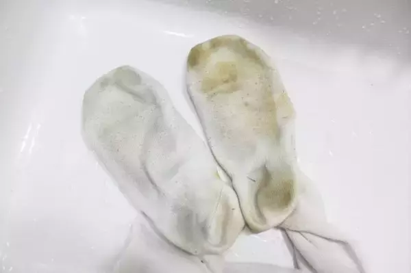 「【洗濯の裏ワザ】頑固な泥汚れは「のり」を塗って洗うとよく落ちるらしい…どれほど落ちるか試してみた！」の画像