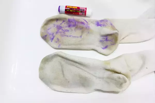 「【洗濯の裏ワザ】頑固な泥汚れは「のり」を塗って洗うとよく落ちるらしい…どれほど落ちるか試してみた！」の画像