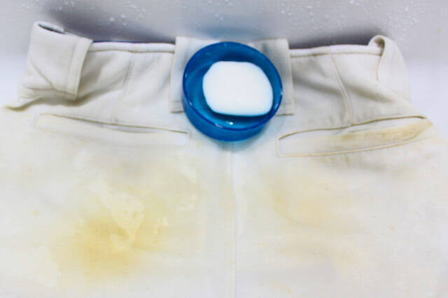 【洗濯の裏ワザ】頑固な泥汚れは「のり」を塗って洗うとよく落ちるらしい…どれほど落ちるか試してみた！