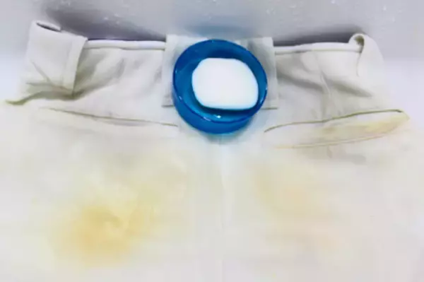 「【洗濯の裏ワザ】頑固な泥汚れは「のり」を塗って洗うとよく落ちるらしい…どれほど落ちるか試してみた！」の画像