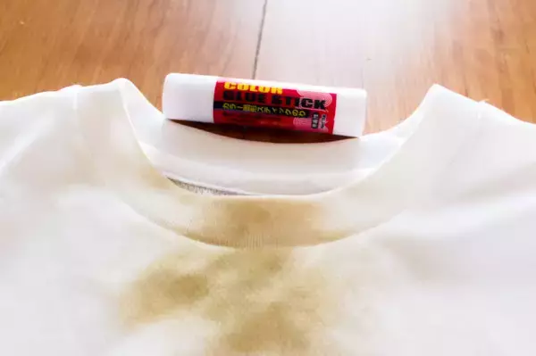 「【洗濯の裏ワザ】頑固な泥汚れは「のり」を塗って洗うとよく落ちるらしい…どれほど落ちるか試してみた！」の画像