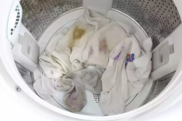 「【洗濯の裏ワザ】頑固な泥汚れは「のり」を塗って洗うとよく落ちるらしい…どれほど落ちるか試してみた！」の画像