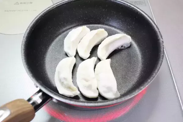 「味覚センサーAIが出した結論「餃子につけるのはいちごジャムが最強説」試してみた！ん…北欧チック!?」の画像