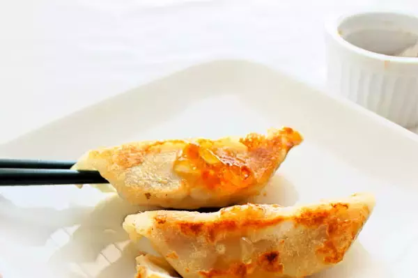 「味覚センサーAIが出した結論「餃子につけるのはいちごジャムが最強説」試してみた！ん…北欧チック!?」の画像