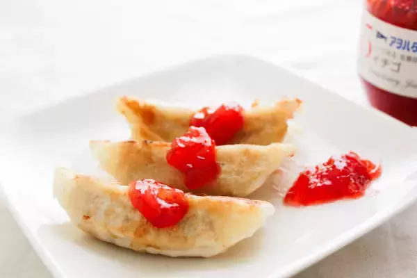 「味覚センサーAIが出した結論「餃子につけるのはいちごジャムが最強説」試してみた！ん…北欧チック!?」の画像