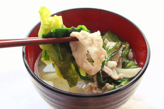 【みそ汁にニラとニンニク？】ガツンと濃厚「もつ鍋風みそ汁」作ってみた！水から煮ても旨みヘビー級♪