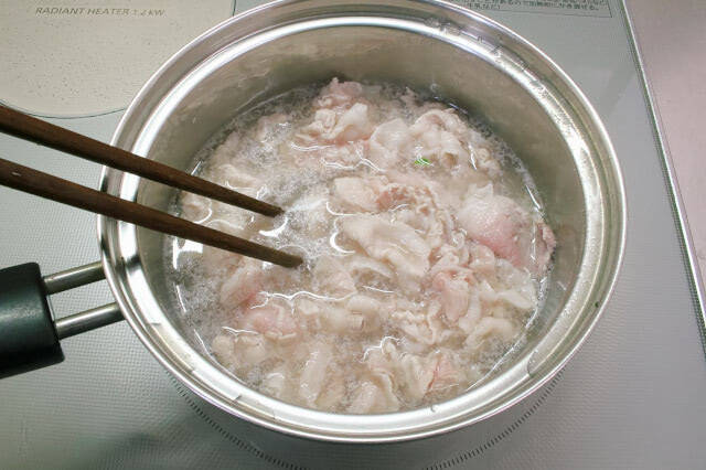 【みそ汁にニラとニンニク？】ガツンと濃厚「もつ鍋風みそ汁」作ってみた！水から煮ても旨みヘビー級♪
