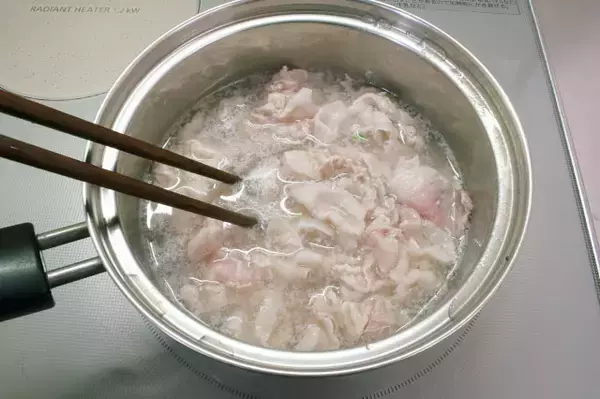 「【みそ汁にニラとニンニク？】ガツンと濃厚「もつ鍋風みそ汁」作ってみた！水から煮ても旨みヘビー級♪」の画像