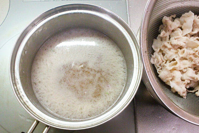 【みそ汁にニラとニンニク？】ガツンと濃厚「もつ鍋風みそ汁」作ってみた！水から煮ても旨みヘビー級♪