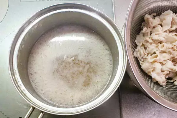 「【みそ汁にニラとニンニク？】ガツンと濃厚「もつ鍋風みそ汁」作ってみた！水から煮ても旨みヘビー級♪」の画像
