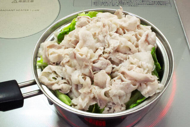 【みそ汁にニラとニンニク？】ガツンと濃厚「もつ鍋風みそ汁」作ってみた！水から煮ても旨みヘビー級♪
