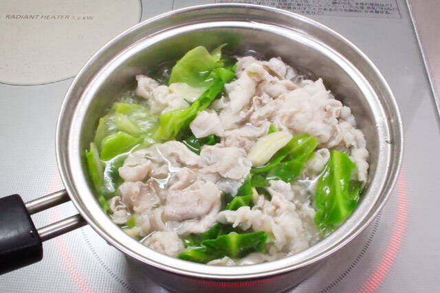 【みそ汁にニラとニンニク？】ガツンと濃厚「もつ鍋風みそ汁」作ってみた！水から煮ても旨みヘビー級♪