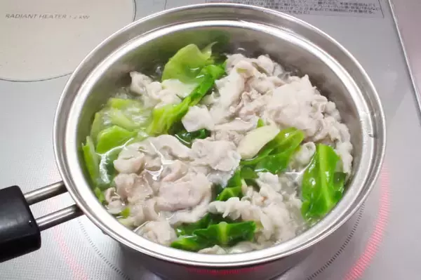 「【みそ汁にニラとニンニク？】ガツンと濃厚「もつ鍋風みそ汁」作ってみた！水から煮ても旨みヘビー級♪」の画像