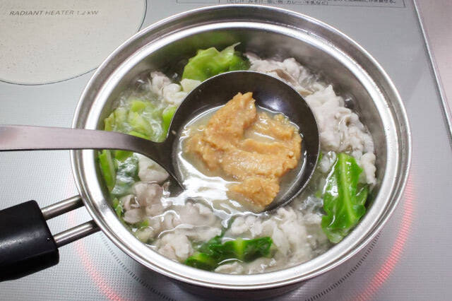 【みそ汁にニラとニンニク？】ガツンと濃厚「もつ鍋風みそ汁」作ってみた！水から煮ても旨みヘビー級♪