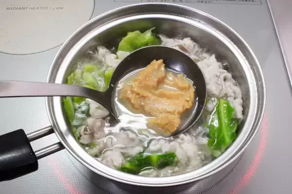 「【みそ汁にニラとニンニク？】ガツンと濃厚「もつ鍋風みそ汁」作ってみた！水から煮ても旨みヘビー級♪」の画像