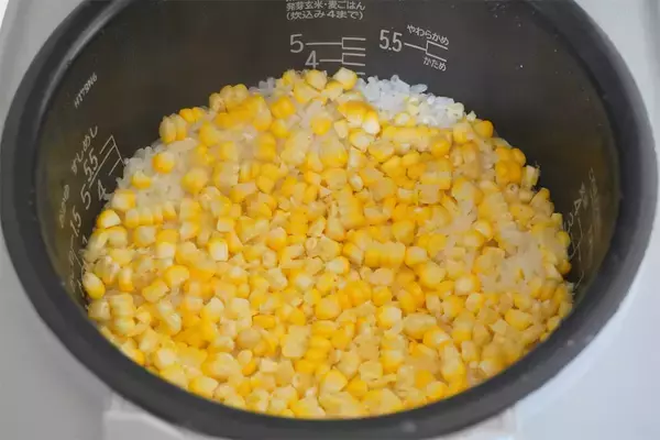 「【塩こうじで劇的変化！】究極に甘い「とうもろこしごはん」作ってみた！ご飯もふっくらなの【農家直伝】」の画像