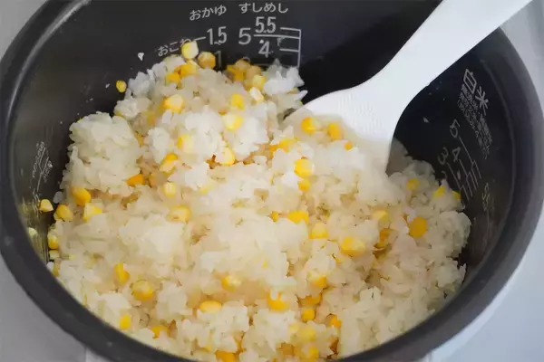 「【塩こうじで劇的変化！】究極に甘い「とうもろこしごはん」作ってみた！ご飯もふっくらなの【農家直伝】」の画像