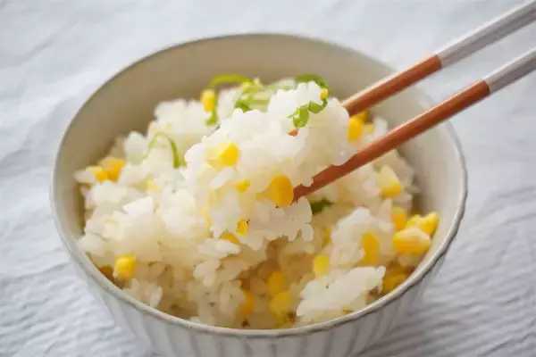 「【塩こうじで劇的変化！】究極に甘い「とうもろこしごはん」作ってみた！ご飯もふっくらなの【農家直伝】」の画像