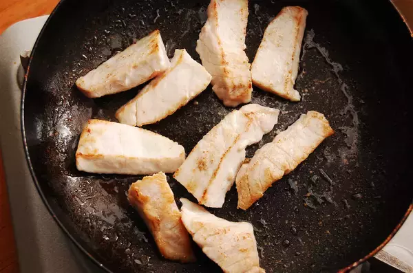 「【魚版ホイコーロー】爆速8分で完成！「カジキの辛みそ炒め」がお肉越えの満足感だった件♪白米が蒸発するッ！」の画像