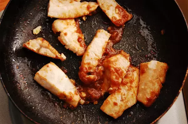 「【魚版ホイコーロー】爆速8分で完成！「カジキの辛みそ炒め」がお肉越えの満足感だった件♪白米が蒸発するッ！」の画像