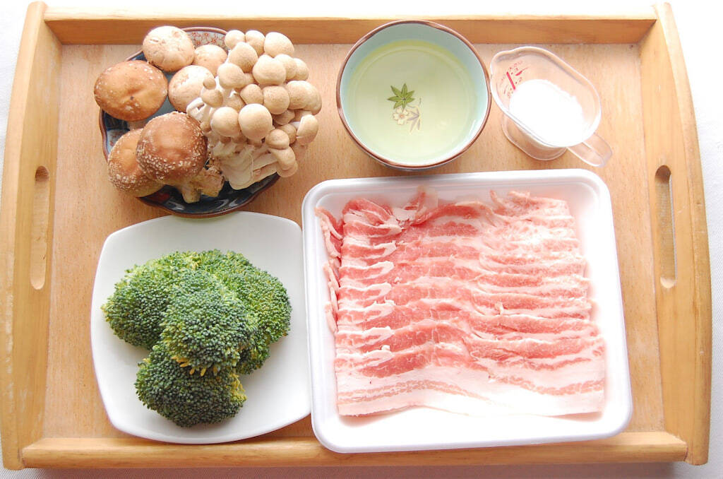 志麻さんの「ブロッコリーの肉巻きキノコソース」に挑戦♪しっかり塩でお肉ときのこから旨みを引き出す！