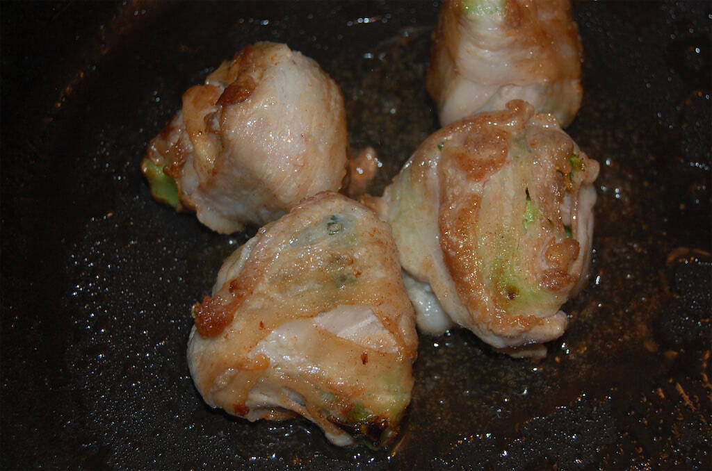 志麻さんの「ブロッコリーの肉巻きキノコソース」に挑戦♪しっかり塩でお肉ときのこから旨みを引き出す！