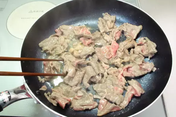 「【時短でビーフストロガノフ】フライパン一つで作ってみた！トマト缶でサワークリーム不要【上田淳子さん考案】」の画像