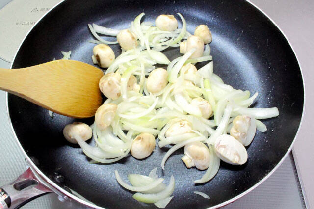 【時短でビーフストロガノフ】フライパン一つで作ってみた！トマト缶でサワークリーム不要【上田淳子さん考案】