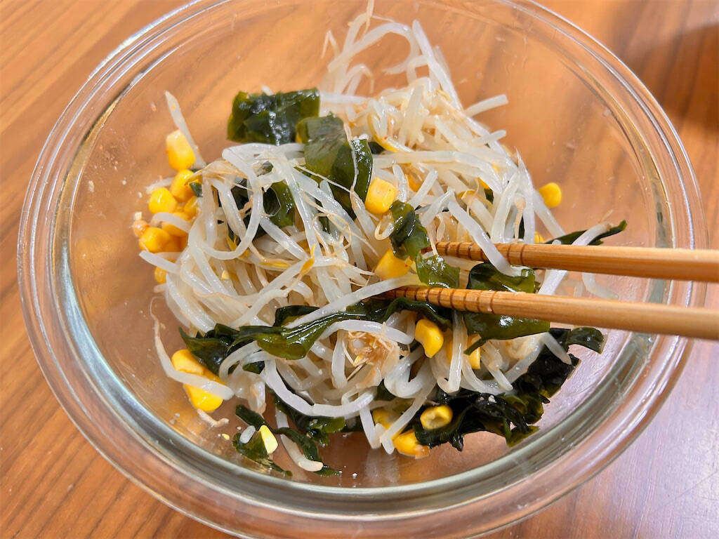 【ラーメンみたいなサラダ】もやし1袋使って「にんにく味噌サラダ」作ってみた！火を使わず5分で完成♪