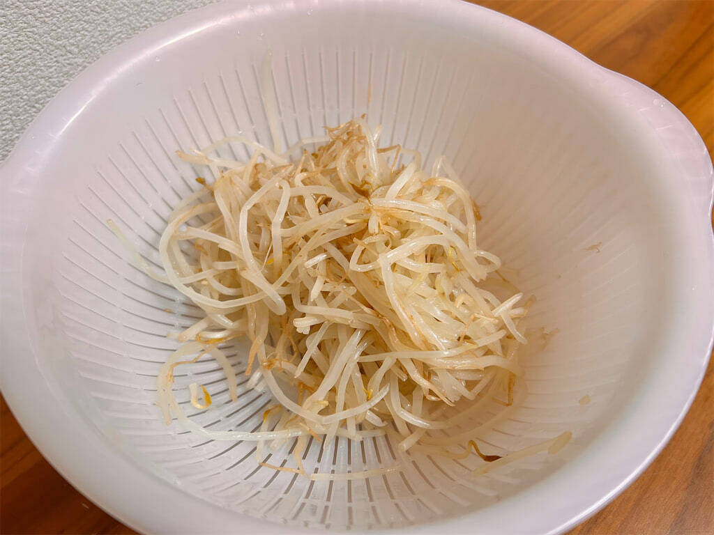 【ラーメンみたいなサラダ】もやし1袋使って「にんにく味噌サラダ」作ってみた！火を使わず5分で完成♪