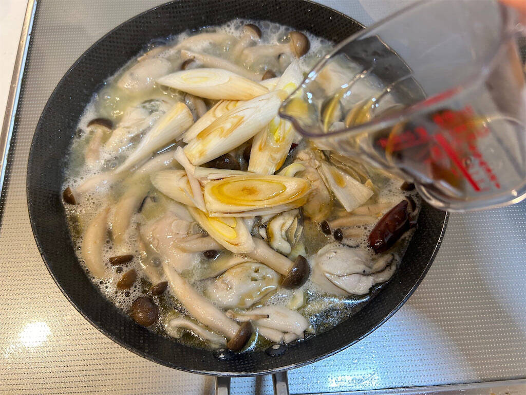 【オイルで食感プリップリ♡】冷凍牡蠣を山盛り使って簡単「アヒージョ」作ってみた！隠し味はあの和風調味料♪